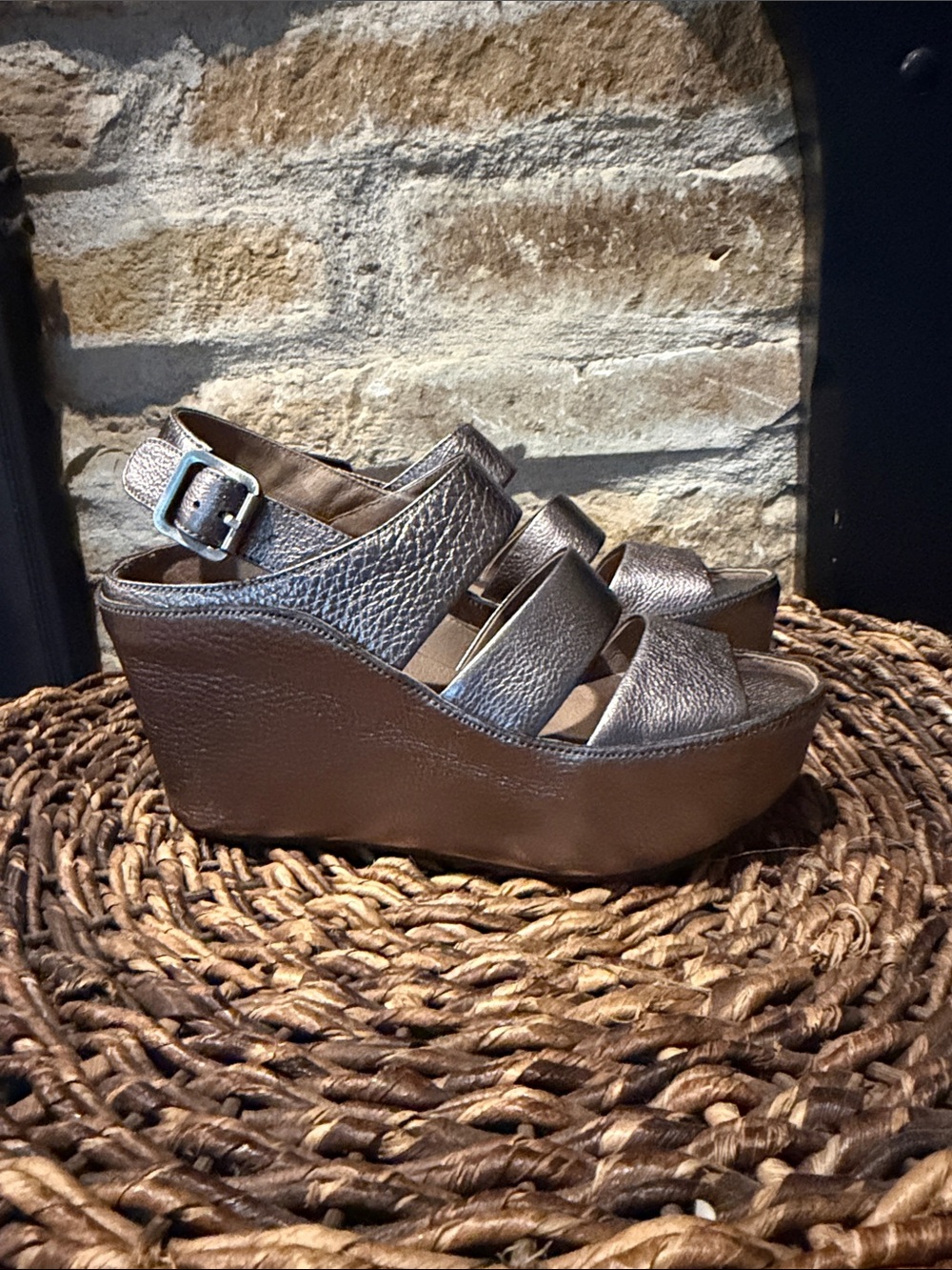 Chocolat Blu Windsor Metallic Bronze Wedge Sandals Women's Casual Strappy Sz 7